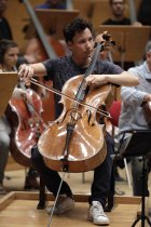 Französische Cellist Edgar Moreau eröffnet mit dem Gürzenich-Orchester Köln unter der Leitung des französischen Dirigenten François-Xavier Roth die neue Konzertsaison in der Philharmonie Köln (&copy; Thomas Brill)
